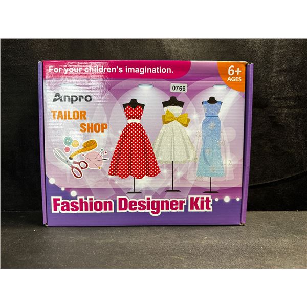 1 Kids Ages 6+ Fashion Designer Kit with Mini Mannequins and Sewing Kit - New