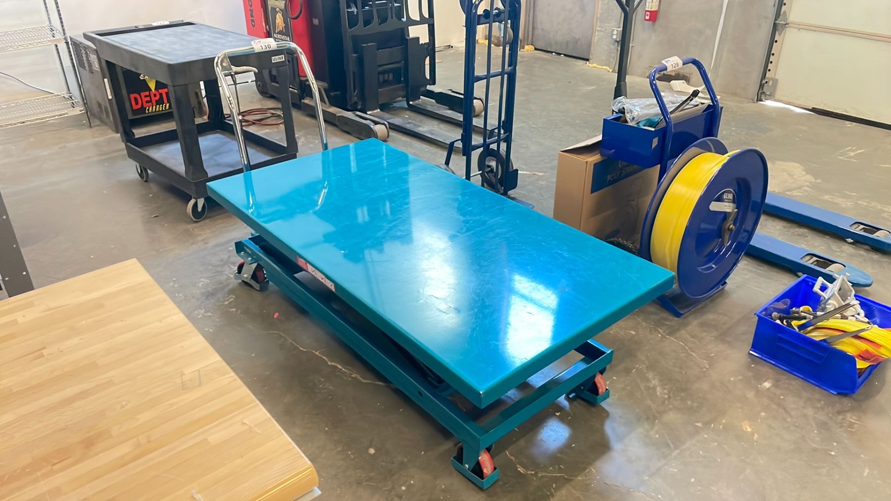 Kleton Table KLETON 1100 LB MAX CAPACITY MOBILE LIFT TABLE - Able Auctions