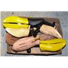 Image 1 : FLAT OF ASSORTED SHOE STRETCHERS
