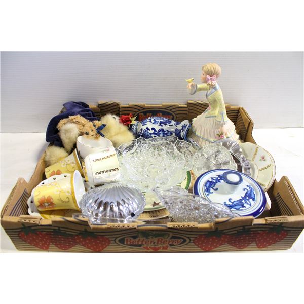 TRAY OF ASSORTED COLLECTIBLES