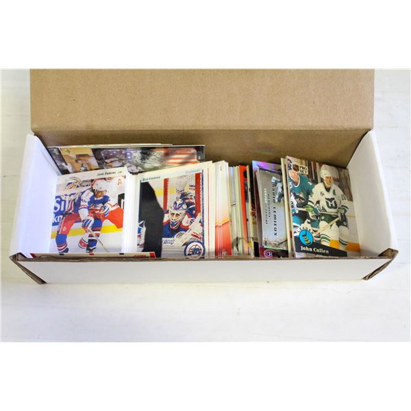 ESTATE FLAT FULL OF UNSORTED HOCKEY CARDS-ESTATE