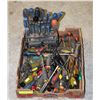 Image 1 : TRAY OF ASSORTED SCREWDRIVERS