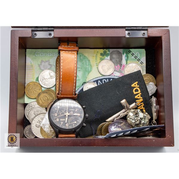 WOOD BOX WITH ESTATE VINTAGE WORLD AND