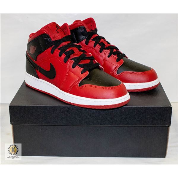 NEW JORDAN 1 MID GS SIZE 6.5