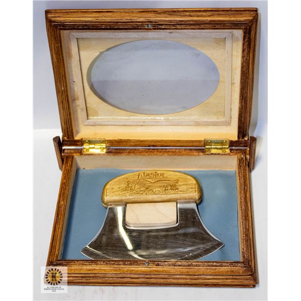 VINTAGE ALASKA ULU KNIFE IN CUSTOM WOODEN CASE