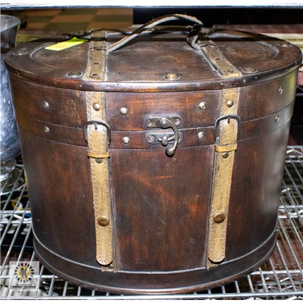 LARGE WOOD HATBOX W 2 SNAP STRAPS & SLIDE LATCH