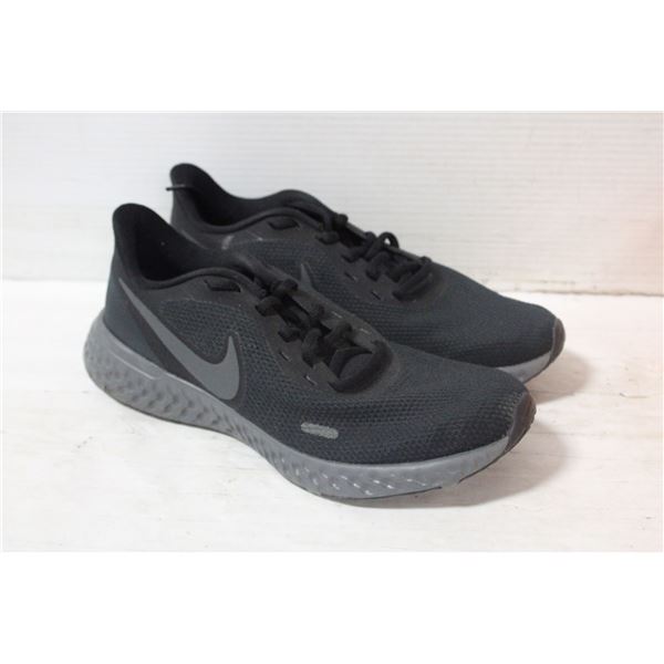 PAIR OF MEN'S BLACK NIKE REVOLUTION SHOES -