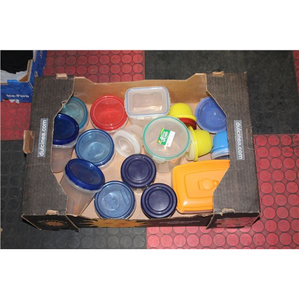 BOX WITH A VARIETY OF FOOD SAVER CONTAINERS -