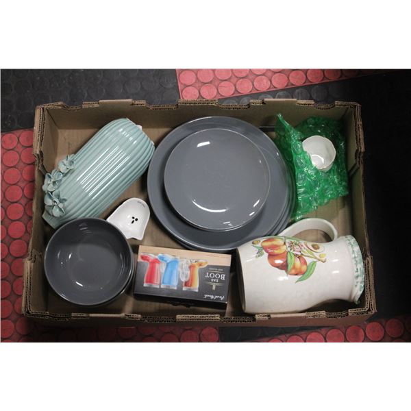 FLAT OF KITCHENWARE INCL. PITCHER, 10-PIECE