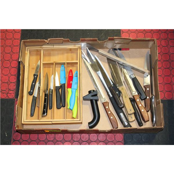 FLAT WITH EXPANDABLE BAMBOO CUTLERY TRAY,