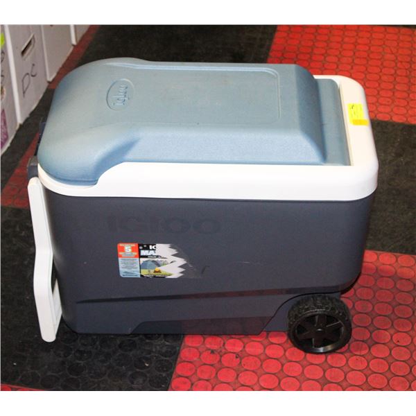 IGLOO "WHEELIE COOLER" MAX COLD - UP TO 5