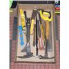 Image 1 : FLAT OF CARPENTER'S DEMOLITION TOOLS AND