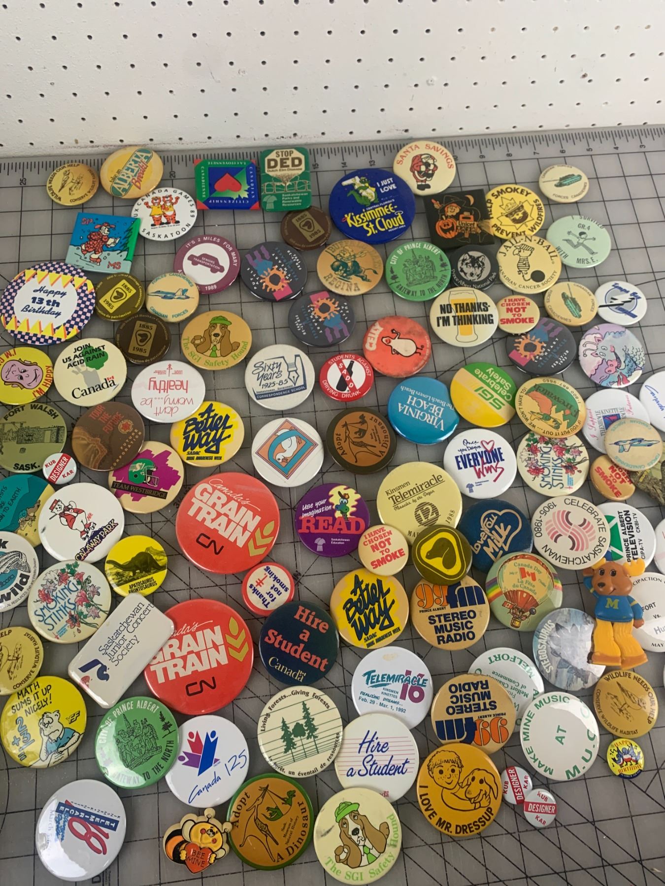 VINTAGE LOT OF PIN BACK BUTTONS