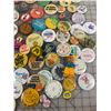 Image 4 : VINTAGE LOT OF PIN BACK BUTTONS