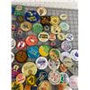 Image 5 : VINTAGE LOT OF PIN BACK BUTTONS