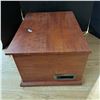 Image 3 : Wooden box record player