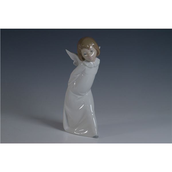 Lladro Porcelain Figurine, Cherub Smiling 1004960