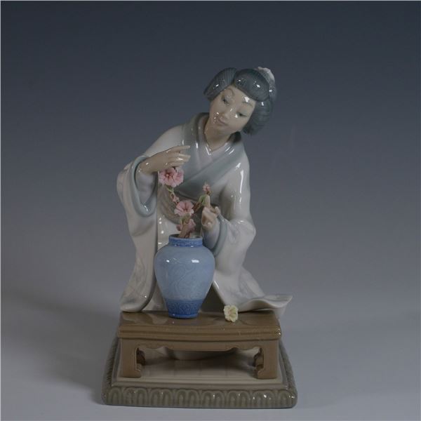 Lladro Porcelain Figurine, Oriental Girl 1004840