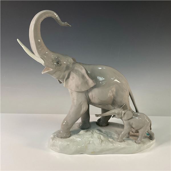 Lladro Porcelain Figurine, Elephants 1001151