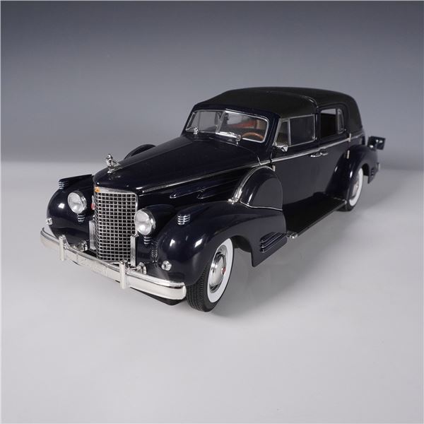 Signature 1:18 Scale 1938 Cadillac Model
