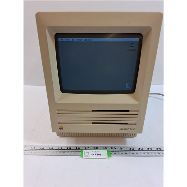 Macintosh Apple SE Dual Floppy Disc Drives w/Hard Drive - Powers On, Has No Cord