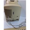 Image 5 : Macintosh Apple Color Classic Computer w/Keyboard - Powers On
