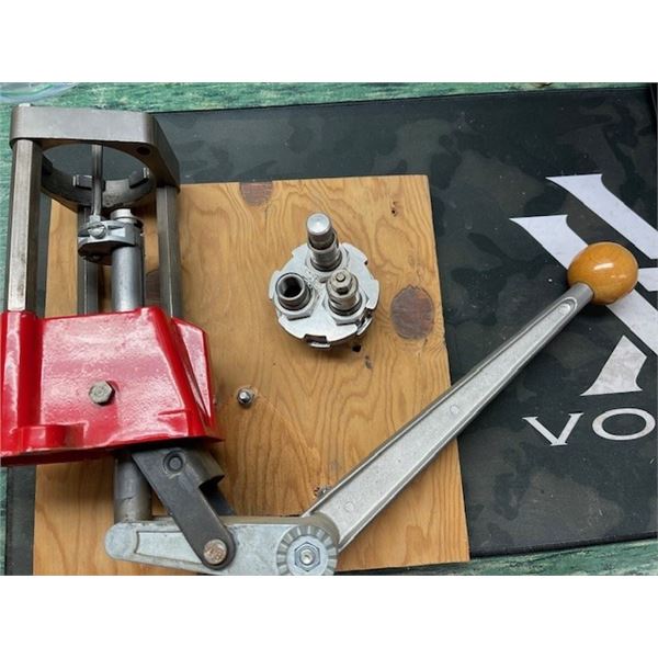 PRE-OWNED – SOLD AS IS 1 – LEE DELUXE MODEL 90577 AUTO DISK POWDER MEASURE & LEE P