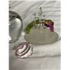 Image 3 : 3 Vintage Art Glass Collectibles: Castle & Apples