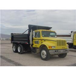 INTERNATIONAL 4900 T/A DUMP TRUCK, s/n 1HTSDAAN6RH573712: