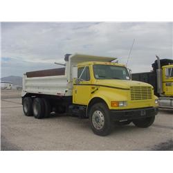 INTERNATIONAL 4900 T/A DUMP TRUCK, s/n 1HTSHNHR7MH341682: