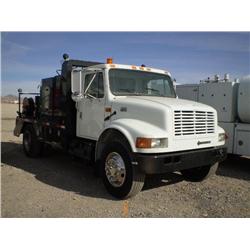 INTERNATIONAL 4900 S/A FUEL & LUBE TRUCK, s/n 1HTSDAAM8YH257976: