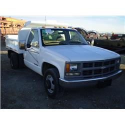 CHEVROLET CHEYENNE 3500 S/A DUMP TRUCK, s/n 1GBJC34J6TE265064