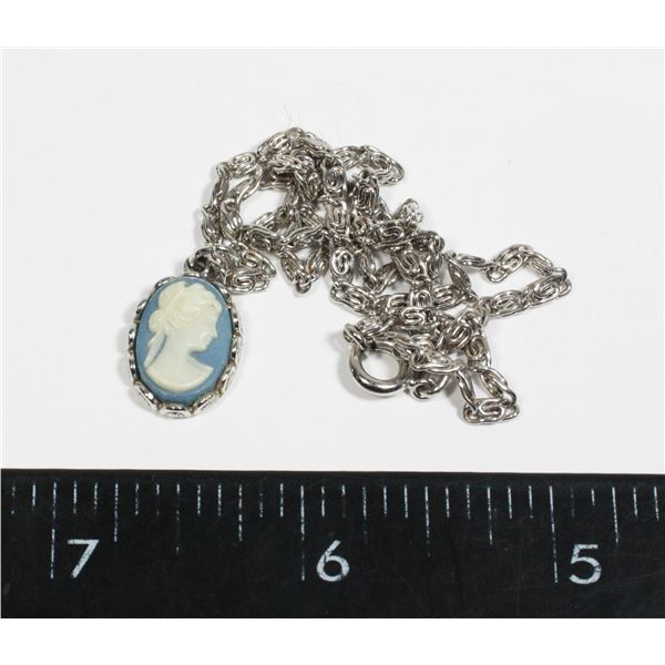 VINTAGE AVON CAMEO PENDANT NECKLACE