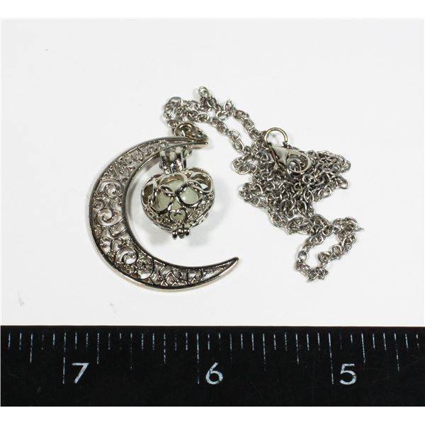 MOON AND HEART PENDANT NECKLACE