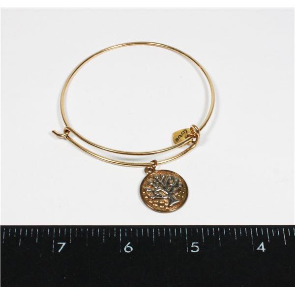 GOLD TONED BRACELET WITH 2 CHARMS