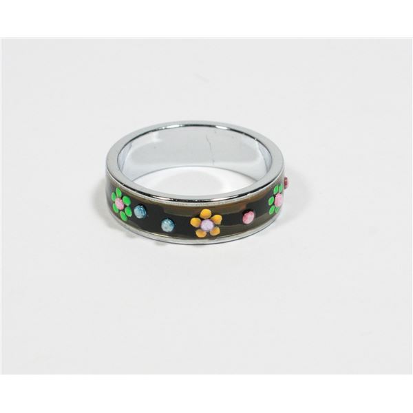SIZE 9 FLOWER DESIGN RING