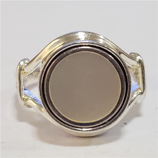 SILVER MOTHER OF PEARL RING (SIZE 8)(WEIGHT 6.86G)