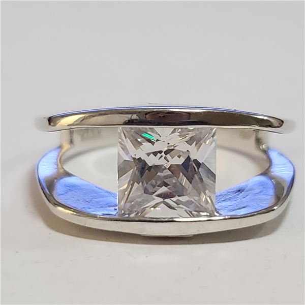 SILVER CUBIC ZIRCONIA RING (~SIZE 7)(WEIGHT 9.53G)