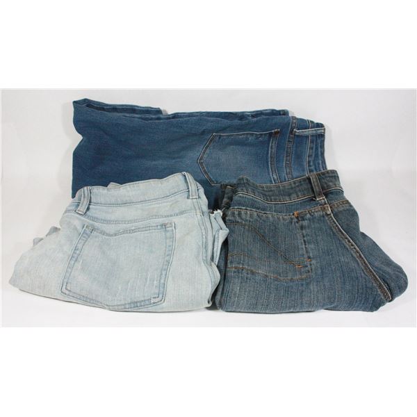 LOT OF WOMENS PANTS/HORTS SIZES IN DESCRIPTION