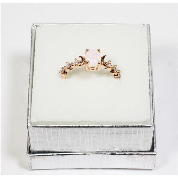 NEW SIZE 8 GOLD TONE MOON DESIGN RHINESTONE RING