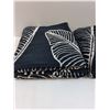 Image 2 : (2) Black & White Leaf Bath Towels