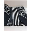 Image 3 : (2) Black & White Leaf Bath Towels