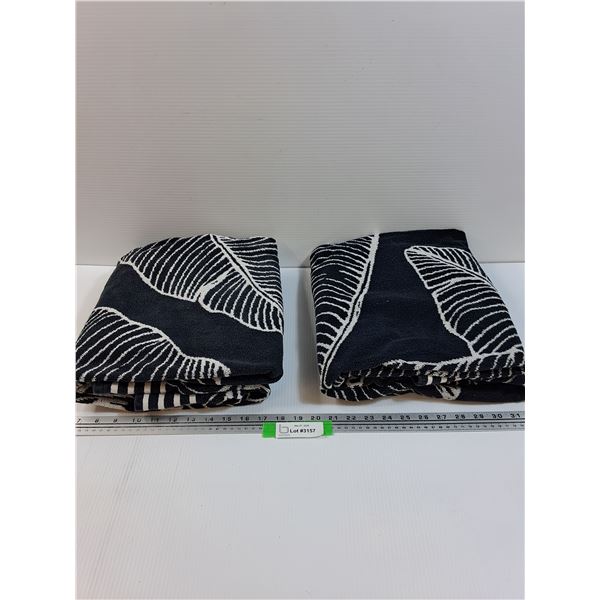 (2) Black & White Leaf Bath Towels