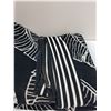 Image 3 : (2) Black & White Leaf Bath Towels