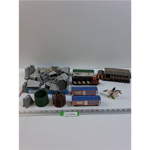 (4) Train Cars & Train Track Bridge Barriers & Train Station w/ Southern Gentleman Army Figurine