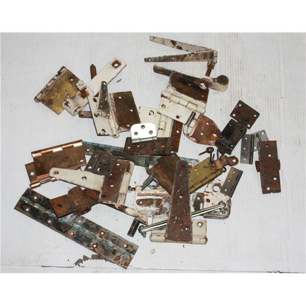 BOX OF ANTIQUE DOOR HARDWARE AND A SET OF ANTIQUE