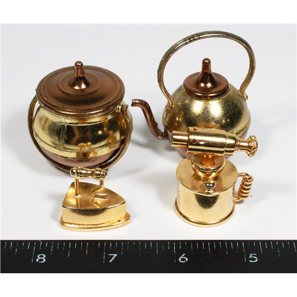 LOT OF SMALL BRASS/ BRASS COLOURED TRINKETS