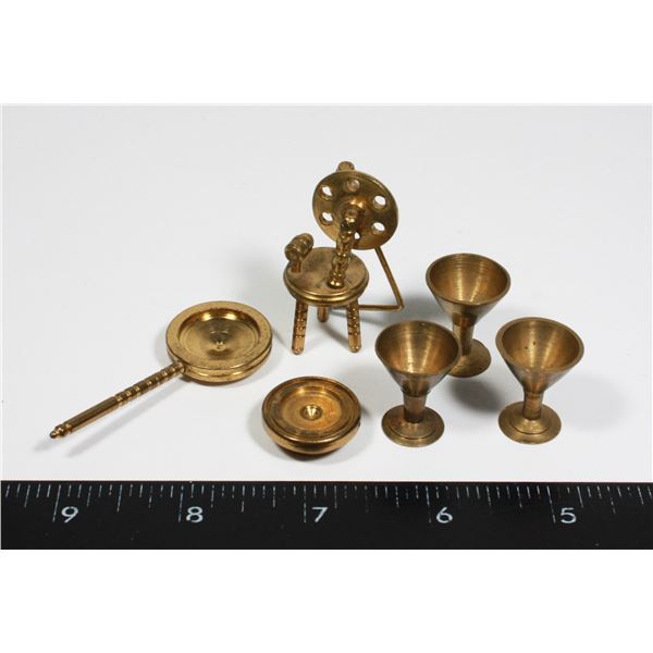 LOT OF SMALL BRASS/ BRASS COLOURED TRINKETS
