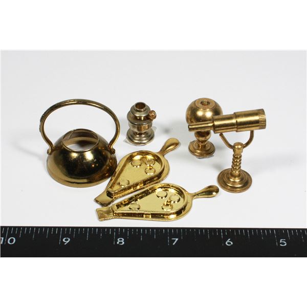 LOT OF SMALL BRASS/ BRASS COLOURED TRINKETS