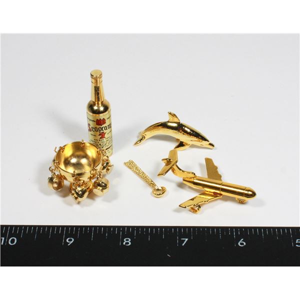 LOT OF SMALL BRASS/ BRASS COLOURED TRINKETS